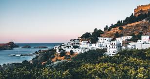 Οι ακτές της παρουσιάζουν μεγάλη ποικιλία με μια σειρά από κόλπους κάλαθος, βλυχά, κόλπος λίνδου, λιμάνι αγίου παύλου, κόλπος πεύκων, κόλπος λάρδου. Rodos To Nhsi Twn Ippotwn Ferryhopper