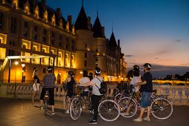 Passeio noturno de bike mostra atrações de Paris a brasileiros
