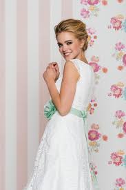 Kaufen sie neusten trends für brautkleider, abendkleider, abiballkleider & hochzeitspartykleider online bei babyonlinedress.de. Kurzes Petticoat Brautkleid Mit Flugelarm Modern Und Lassig