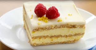 Ne Laissez Pas Cette Recette Vous Filer Entre Les Mains Un Gateau Que Toute La Famille Va Adorer Cold Desserts Candy Desserts Desserts