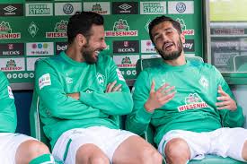Die freie hansestadt bremen führt heute den bremer schlüssel als kleines wappen. Echte Liebe Nuri Sahin Lauft Bei Werder Bremen Mit Bvb Wappen Auf Watson