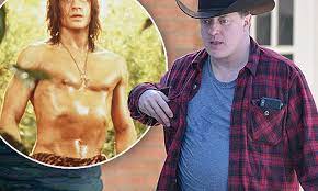George of the jungle is a 1997 american comedy film directed by sam weisman and based on the jay ward cartoon of the same name, which is also a spoof of tarzan. George Of The Jungle Hunk Brendan Fraser Is Unrecognizable In Tight Fitting T Shirt Daily Mail Online
