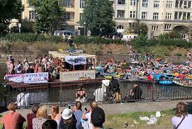 Wir halten euch hier auf dem laufenden. Hunderte Schlauchboote Bei Wasserdemo Berliner Polizei Schreitet Ein Berlin De