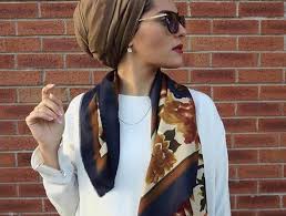 Les tendances actuelles pour le bandana et foulard. 1001 Idees Pour Coiffures Avec Foulard Dans Les Cheveux Mode Turban Coiffure Avec Foulard Hijab Moderne