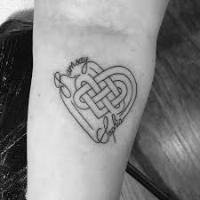 Alle haben sich fünf punkte senkrecht untereinander stechen lassen. Tattoo Familie Symbol Liebe Keltisch Namen Hawaiian Tattoo Tattoos Family Tattoos