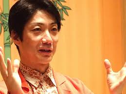 For more information and source, see on this link : é‡Žæ'è¬æ–ŽãŒä¸­å›½ã®æ–‡è±ª é­¯è¿…å½¹ã«ã¤ã„ã¦é–¢è¥¿ã§èªžã‚‹ äº•ä¸Šã²ã•ã—ã®åä½œåŠ‡ ã‚·ãƒ£ãƒ³ãƒã‚¤ãƒ ãƒ¼ãƒ³ ã§åºƒæœ«æ¶¼å­ã¨å¤«å©¦å½¹ã« Spice ã‚¨ãƒ³ã‚¿ãƒ¡ç‰¹åŒ–åž‹æƒ…å ±ãƒ¡ãƒ‡ã‚£ã‚¢ ã‚¹ãƒ'ã‚¤ã‚¹