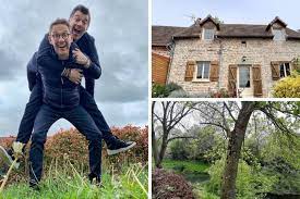 En venant régulièrement en aide à des locataires et des. Manche Dans Une Nouvelle Emission Julien Courbet Et Stephane Plaza Vendent Une Maison Aux Encheres La Gazette De La Manche