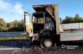 Caccia a 10 banditi, indagini vicine alla svolta. Assalto A Portavalori Sull A14 Tra Bitonto E Molfetta Chiusa La Circolazione Verso Nord