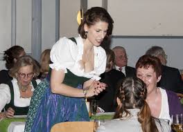 Frau edtstadler wurde mehr auf der tanzfläche gesichtet als am tisch im ballsaal. Frau Staatssekretarin Karoline Edtstadler Flachgau