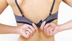 Bh ini akan semakin mempesona apabila memakai gaun panjang yang juga backless.dengan penampilannya yang backless, bh ini tidak akan merusak penampilan gaun anda ketika hadir dalam sebuah pesta. Bekas Tali Bra Mengganggu Penampilan Coba Trik Berikut Cantik Tempo Co