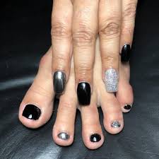 Disfruta de estos diseños de uñas con matices diferentes y en gel decoradas con pedrerías capaces de hacerte salir de la rutina y dar un paso más allá. Unas Acrilicas Negras Com Encapsulado Vuela Alto Nails Facebook