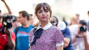 Extra's renee bargh sat down with chris evans and ana de armas as they promoted their film knives out. when asked about. Ana De Armas Joins Daniel Craig Chris Evans In Knives Out