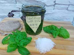 Ripetete l'operazione, alternando foglie e sale, fino a che non ci sarà più spazio. Basilico Sott Olio Conserva Per L Inverno A Tavola Con Lia