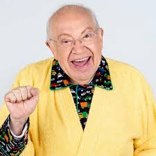 Demetrio González tuvo dos matrimonios, uno con María de Lourdes Rosa Priego  y el otro con Marina Tuero Tamayo; le sobreviven tres hijos Rodolfo,  Rodrigo y Bárbara.