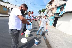 Los juegos tradicionales son aquellas actividades típicas de una región o país, que se realizan sin la ayuda o intervención de juguetes tecnológicamente complicados, solo es necesario el empleo de su propio cuerpo o de recursos que se pueden obtener fácilmente de la naturaleza, estos pueden ser. Los Barrios Celebran Las Fiestas Julianas Con Peloteos Relampagos Entre Vecinos