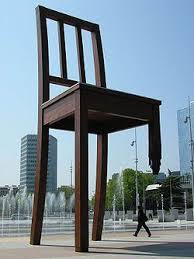 La Broken Chair Sculpture En Ginebra Suiza Symboliza La Organizacion Tout Seul Geneva Switzerland Switzerland Geneva