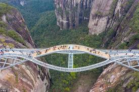 Située à 1 403 m d'altitude sur le située à 1 403 m d'altitude sur le flanc de la montagne tianmen dans le parc national de zhangjiajie, la passerelle mesure 100 m de longueur et 1,6 m de. Le Pont De Verre Pliable De La Chine Est Si Extraordinaire Que Certains Ne Le Croyaient Pas Reel