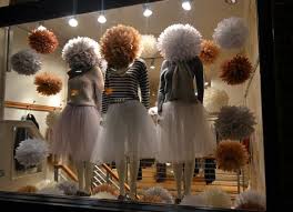 Negozi Vetrina Italia Pom Pom Carta Velina Decor Di Bollebluparty 29 90 Vetrine D Autunno Vetrine Autunnali Vetrine