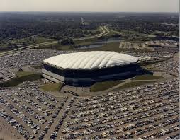 Rozpoznawalny na każdym kroku, jest miejscem niezapomnianych piłkarskich wrażeń, a ogromną zaletą obiektu jest rozsuwany dach. Covered Fussballstadien Felder Mit Sunroofs