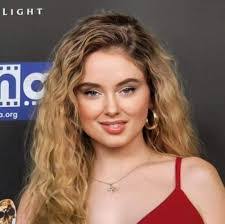 Emma Swenson's Instagram, Twitter & Facebook