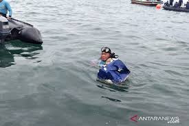 (menjangkau lokasi jatuhnya pesawat sriwijaya air) tidak sulit karena ada petunjuk langsung dari dua kapal nelayan, dia sudah taruh tanda, kata surachman dikutip dari siaran langsung kompas tv. Wgz0ztb0yrzvqm