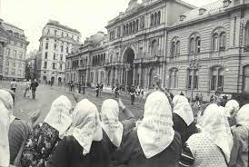 Als eine der wichtigsten menschenrechtsorganisation argentiniens setzen sich die madres bis heute für aufklärung und eine nationale gedenkkultur gegenüber der als guerra sucia (schmutziger krieg) bezeichneten verbrechen der militärdiktatur ein. Las Madres De La Plaza De Mayo Conmemoran 40 Anos En Movimiento Museo De La Memoria Y Los Derechos Humanos