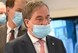 Die anschuldigungen der spd seien laschet verwies auf die notlage zu beginn der pandemie, als kaum masken zur verfügung. Spott Fur Armin Laschet Ministerprasident Tragt Schutzmaske In Klinik Falsch Gmx Ch