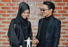 Akhi adian husaini, m.a kembali melakkan advokasi terhadap kegiatan penggiat sepilis (sekularis, pluralis. Hael Husaini Dan Isteri Sal Kaa