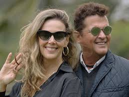 Llevó los poemas de rafael pombo al nivel musical, logrando grandes alianzas y ventas que lo llevó con pombo musical , al latin grammy awards en 2009, ganando en la categoría álbum contemporáneo como mejor álbum infantil. La Primera Cita De Carlos Vives Y Claudia Helena Vasquez No Termino Como Ellos Lo Esperaban Infobae