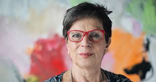 Margit Heuser lädt zum Kunstspaziergang ins Briloner Rathaus am 15. Oktober  2024 ein