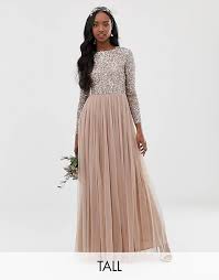 Questa stagione i coordinati cool, le tute da red carpet e gli abiti da cerimonia sono sul menu delle occasioni speciali. Vestiti Cerimonia Vestiti Cerimonia Lunghi Corti Asos