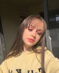 These are perfect lazy college hairstyles. Le Mongeon The 90s Hairstyles We Wouldn T Mind Bringing Back Thin Face Framing Bangs We Ve Seen Tons Of Recent Bang Trends That Are Daring And Totally Adorably Think Baby Bangs And Side Swept