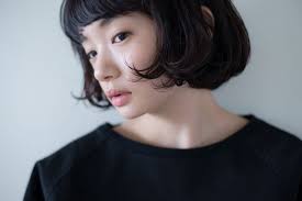 ストールやマフラーが可愛く似合う 重めボブ 前下がりボブ ヘアスタイル集 キナリノ 重め ボブ ヘアスタイル ボブ 前下がりボブ