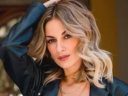 Vicky Gomez's Instagram, Twitter & Facebook