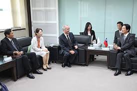 新約法規定採用總統制，以法律形式把袁世凱的總統權力擴大到與封建皇帝一樣，以此為袁世凱復辟帝制作準備。 〔３〕譚延闓，辛亥革命後第二任湖南都督。 然而，共產國際和國民黨的盟約正在形成。 他們無論盧布還是武器，都比湖南土豪強大得多。 譚延闓身為國民黨的元老，可以理直氣壯地歸隊。 èµ–æ¸…å¾· Wikiwand