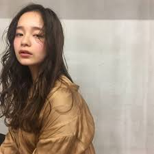 ロングヘアスタイル laji うざバング シースルーバング 無造作 外国人風 ラフ 外ハネ アンニュイ ウェット かきあげバング 結婚式 アッシュ ウェーブ 黒髪ロング パーマ ロングヘア 髪型 ロング パーマ