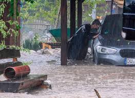Hagelmassen türmten sich auf den straßen und es gab überschwemmungen. Ilmenau Unwetter Treffen Plaue Besonders Hart Ilmenau Insudthuringen