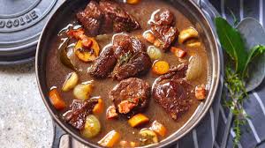 Succulent Bœuf Bourguignon Facile L Astuce Pour Avoir Une Viande Tres Tendre En 2020 Cocotte De Boeuf Bœuf Bourguignon Recette
