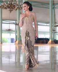 Anne menjelaskan dalam shownya kali ini, ada inovasi baru yang ia kembangkan dalam koleksi kebayanya, yaitu penggunaan batik lawas dan kain sarung. 50 Model Kebaya Kutu Baru Modern Brokat Terbaru 2020