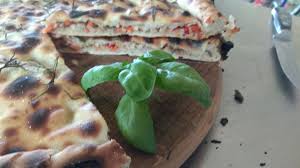 Si se sale un poco por los lados, usa un cuchillo para retirar los excesos. La Pizza Rellena Con Las Dos Manos Como Se Prepara Silvio Cicchi