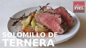 Pela las cebollas y las patatas y déjalas enteras. Solomillo De Ternera Al Horno Youtube