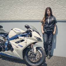 いいね 560件 コメント16件 ruriko ruriko 675 のinstagramアカウント acecafejapan さんの デニムツナギが可愛くて 作業しやすくてお気に入り 今日はお借りしている s1000rrでビーナス行ってくるよ 女性ライダー セクシーな女性 女性