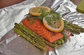 Lachs In Alufolie Auf Grunem Spargel Allekochen Com Lachs In Alufolie Alufolie Essen Spargel Mit Lachs