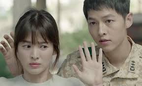 Birleşmiş milletler'e bağlı olarak çalışan yüzbaşı song joong ki, diğer yandan profesör unvanı kazanmak için canla başla çalışan ve bir özel hastanede çalışan song hye kyo. Descendants Of The Sun Gets So Popular That China Has To Issue Warning
