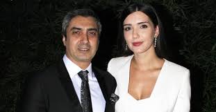 Türkiye'de en çok sevilen oyuncuların başında gelen necati şaşmaz, yine sosyal medyanın dilinde. Necati Sasmaz Esi Nagehan Sasmaz Kimdir Necati Sasmaz A 12 Yil Hapis Istendi Nagehan Sasmaz Ne Is Yapiyor Takvim
