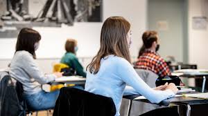 Seit anfang september 2020 gibt es in bayerns schulen eine maskenpflicht, diese galt zunächst nur auf dem schulgelände und nicht auf dem sitzplatz im klassenzimmer. Berlin Fuhrt Maskenpflicht Im Unterricht An Weiterfuhrenden Schulen Ein Rbb24