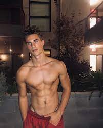 thehottestmenaround