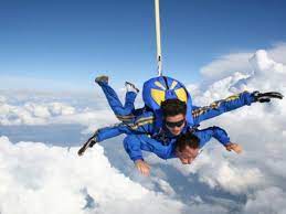 Unsere professionelle organisation und durchführung von tandem fallschirmsprüngen gewährleistet, dass wir auch deinen. Dein Fallschirm Tandemsprung In Gera Aus 4 000 Metern Mydays