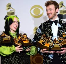 Die codycross lösungen für der von billie eilish & finneas ist los angeles. Billie Eilish Looks Als Rebellion Gegen Sexistische Popstar Klischees Welt