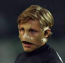 Die hoffnungen beim fc bayern wachsen, dass robert lewandowski am mittwoch im halbfinalhinspiel der champions league beim fc barcelona mitwirken kann. Lewandowski Vorbilder Der Blanke Horror Gesichtsmasken Im Fussball Bilder Fotos Welt